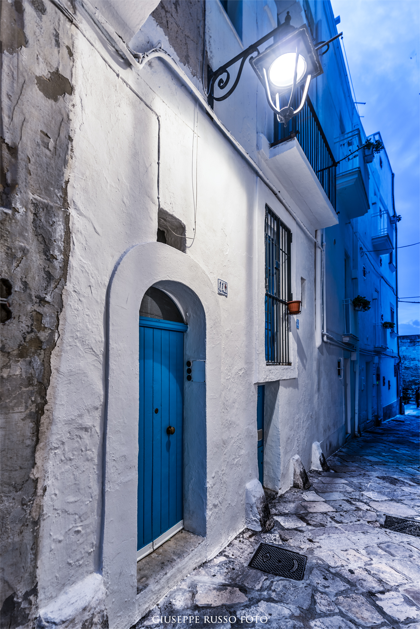 Porta azzurra in un vicolo di Ostuni