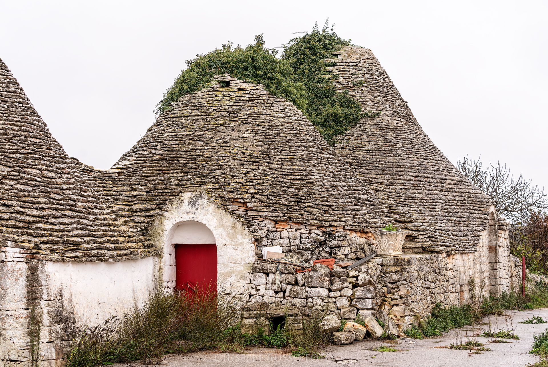 Trulli rustici nella campagna pugliese