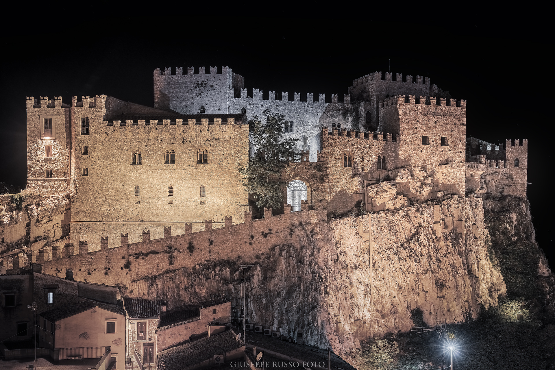 Castello Normanno di Caccamo illuminato di notte
