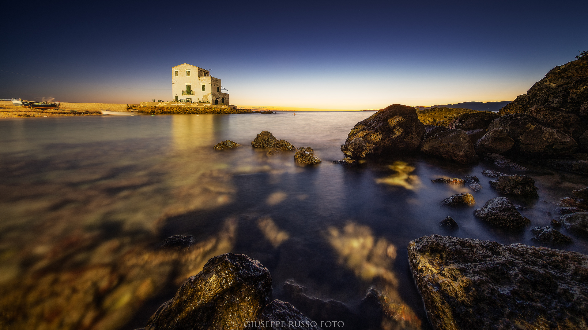Antico edificio costiero sul mare in Sicilia