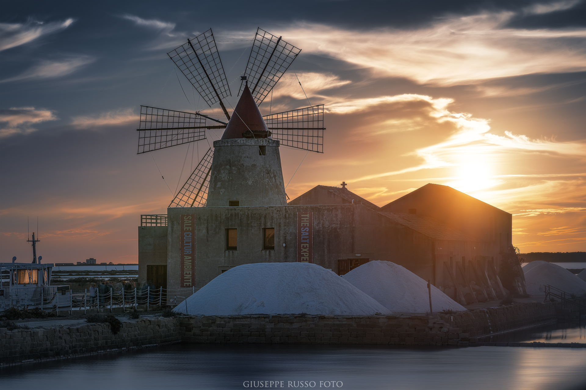 Tramonto ai mulini delle saline di Trapani