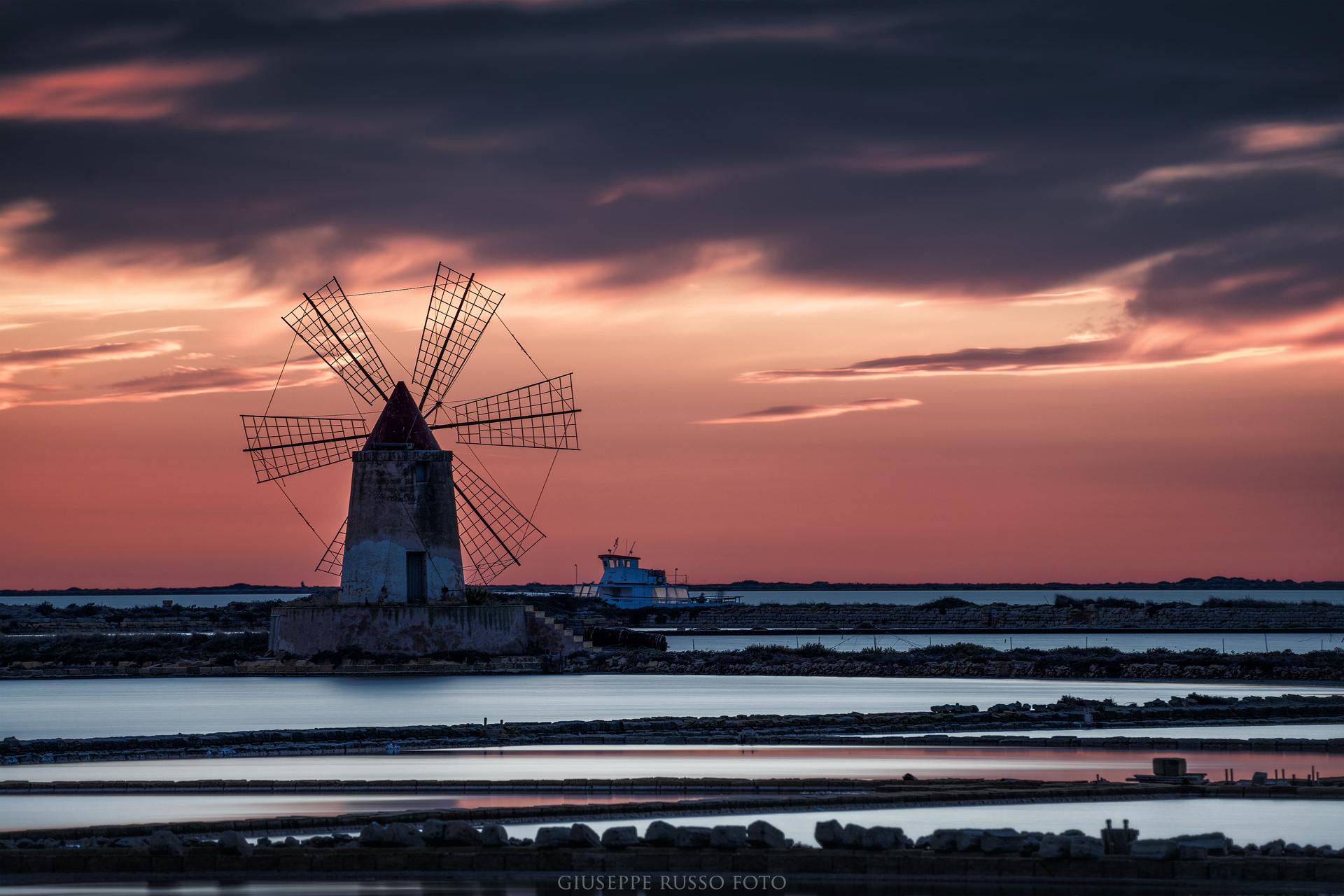 Ora blu e nuvole drammatiche alle saline siciliane