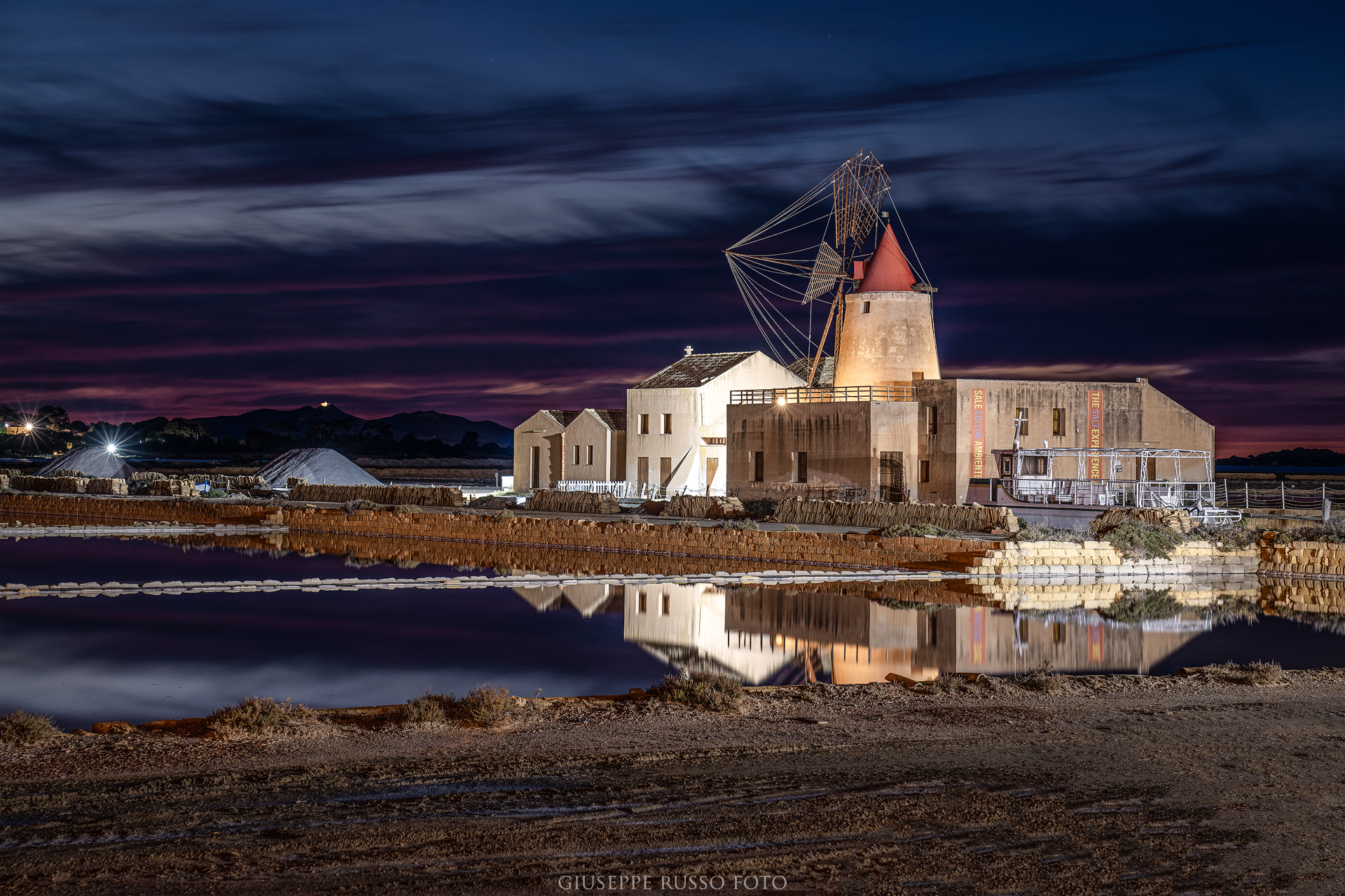 Notte e riflessi perfetti sulle vasche delle saline
