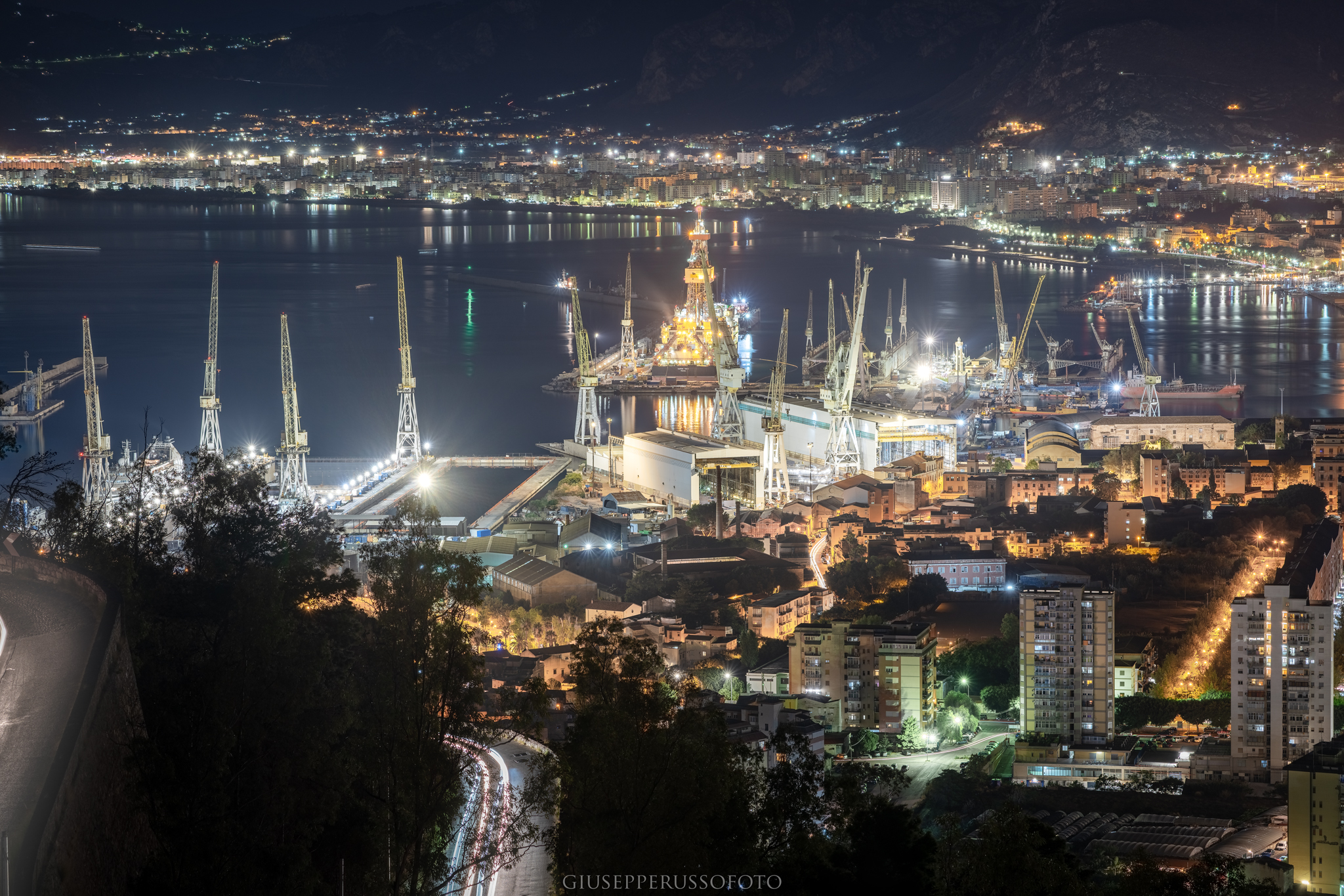 Vista notturna del porto e cantieri navali di Palermo