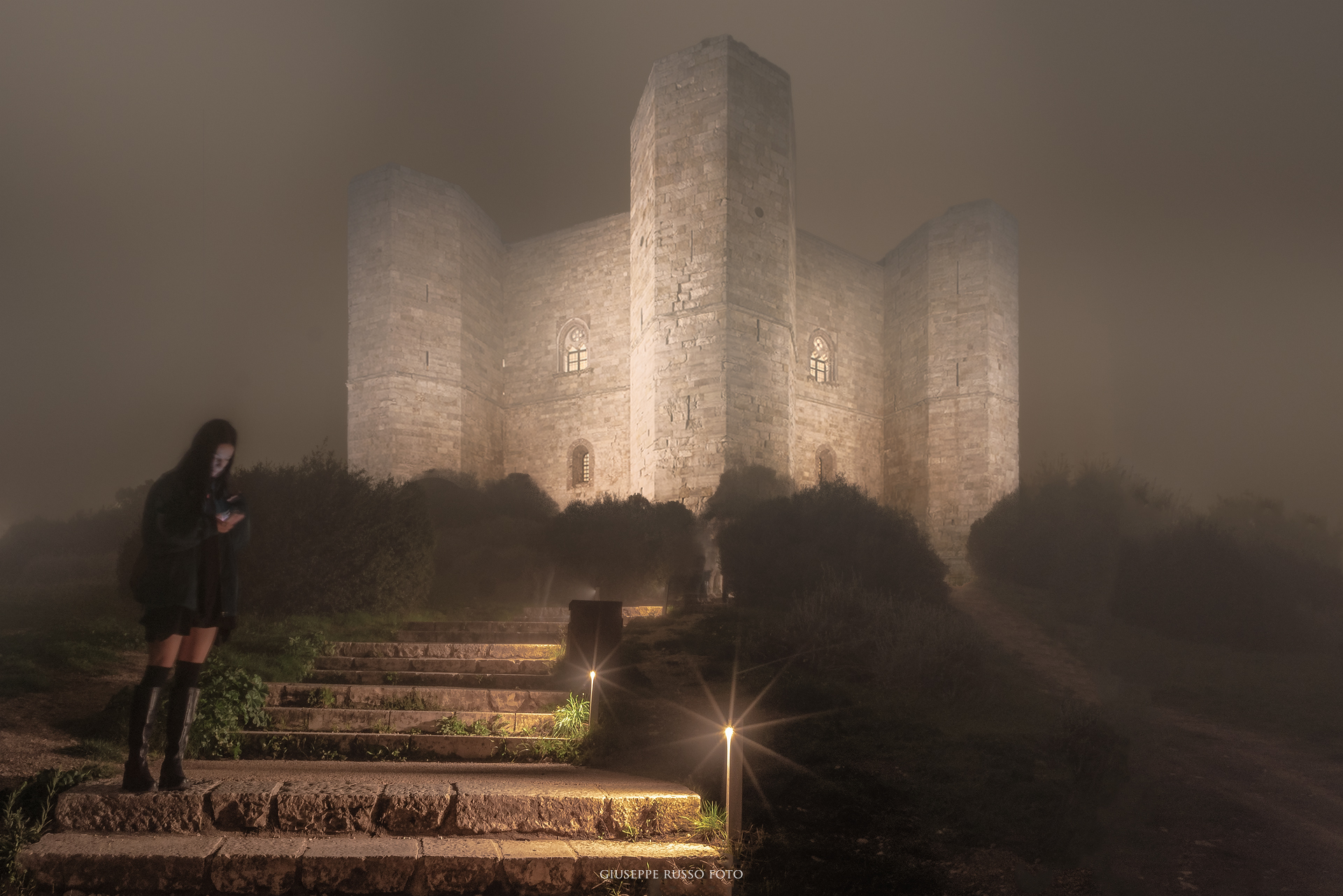 Castel del Monte avvolto nella nebbia